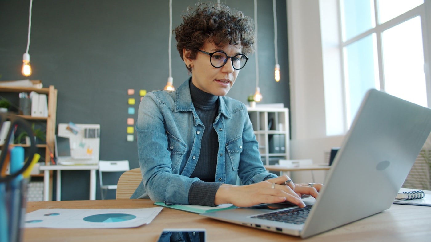 Profesional trabajando con portátil en oficina moderna
