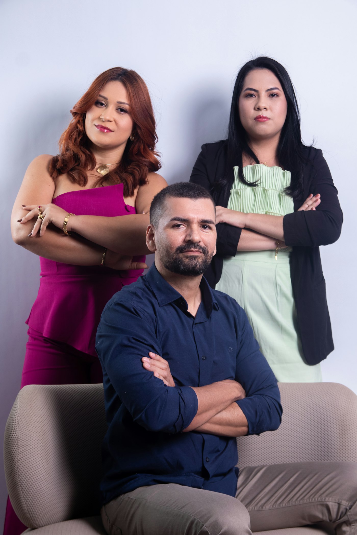 Equipo colaborando en un entorno profesional